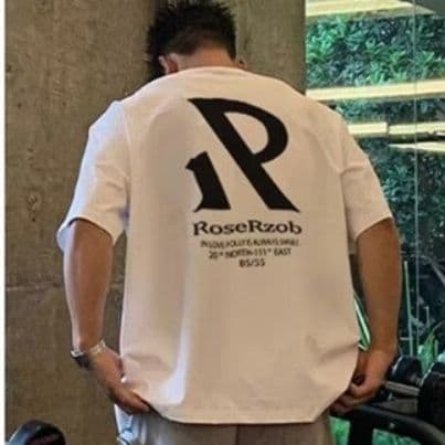 30代メンズファッション ワイドシルエット 胸元ロゴ 半袖シャツ