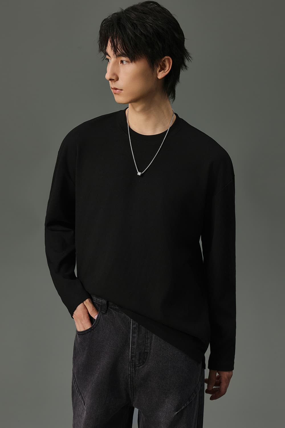 30代メンズファッション ゆとりシルエット 無地クルーネック長袖シャツ