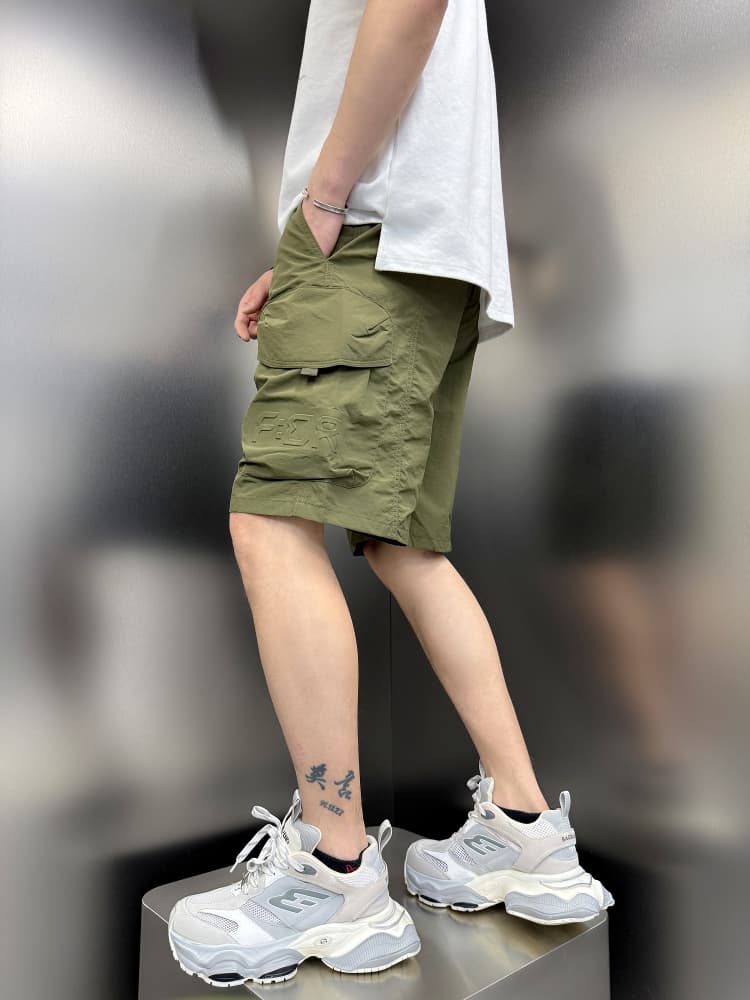 30代メンズファッション ポケット付きドローコードショートパンツ