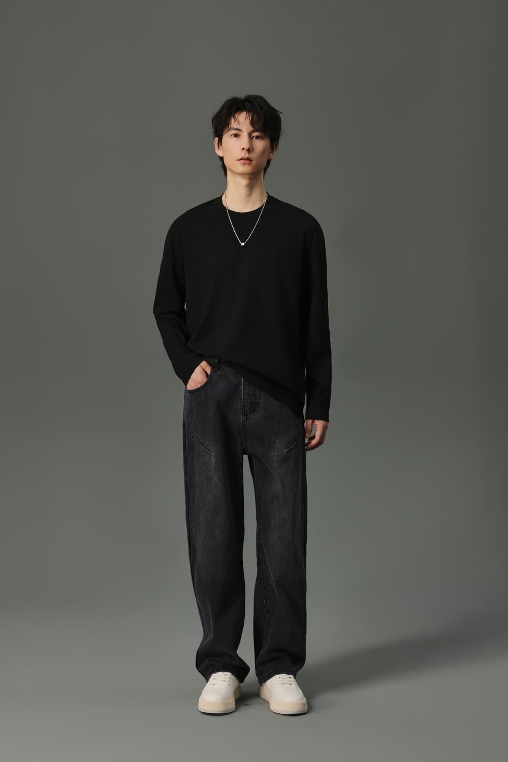 30代メンズファッション ゆとりシルエット 無地クルーネック長袖シャツ