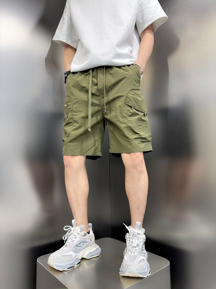 30代メンズファッション ポケット付きドローコードショートパンツ