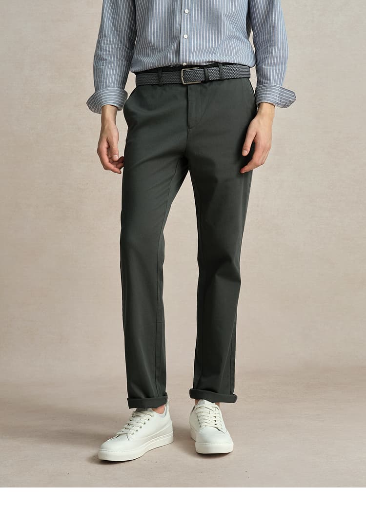 30代メンズファッション シワになりにくい上質スラックス