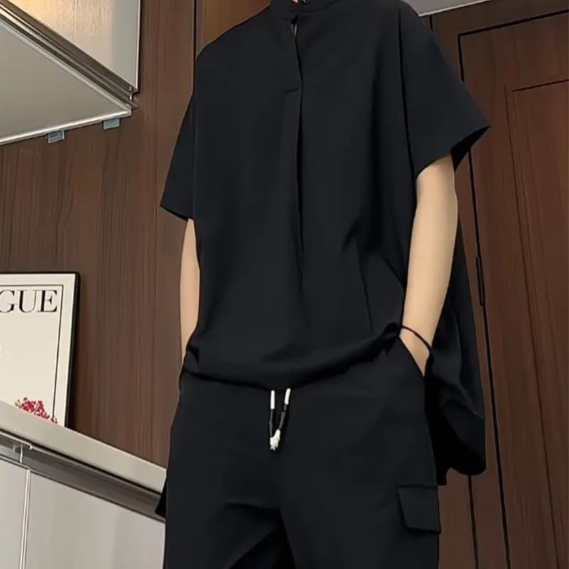 30代メンズファッション 肩掛け付きミニマルデザイン半袖シャツ