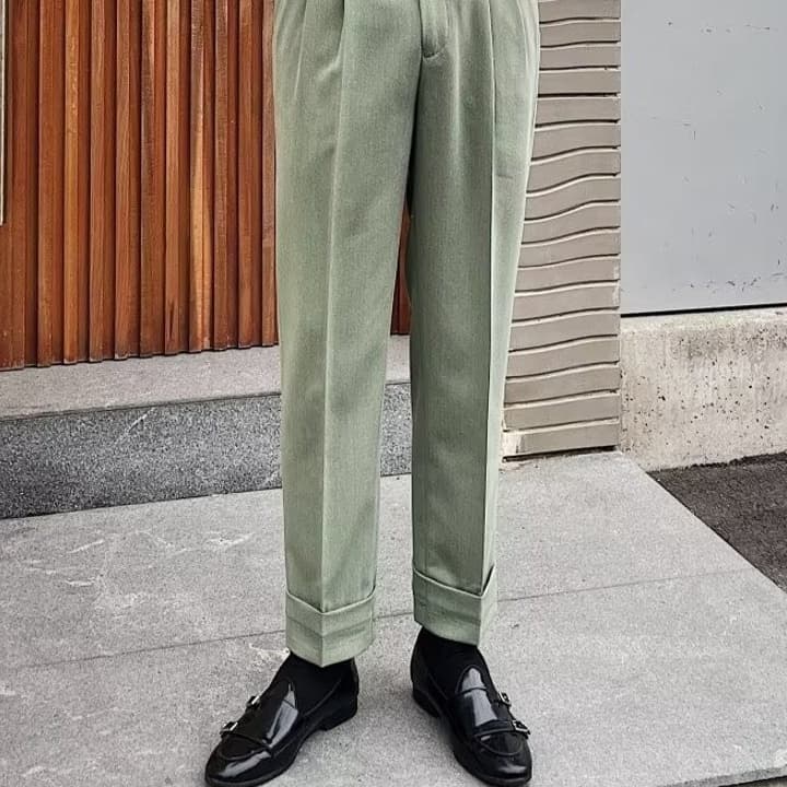 30代メンズファッション タック入りスラックスパンツ