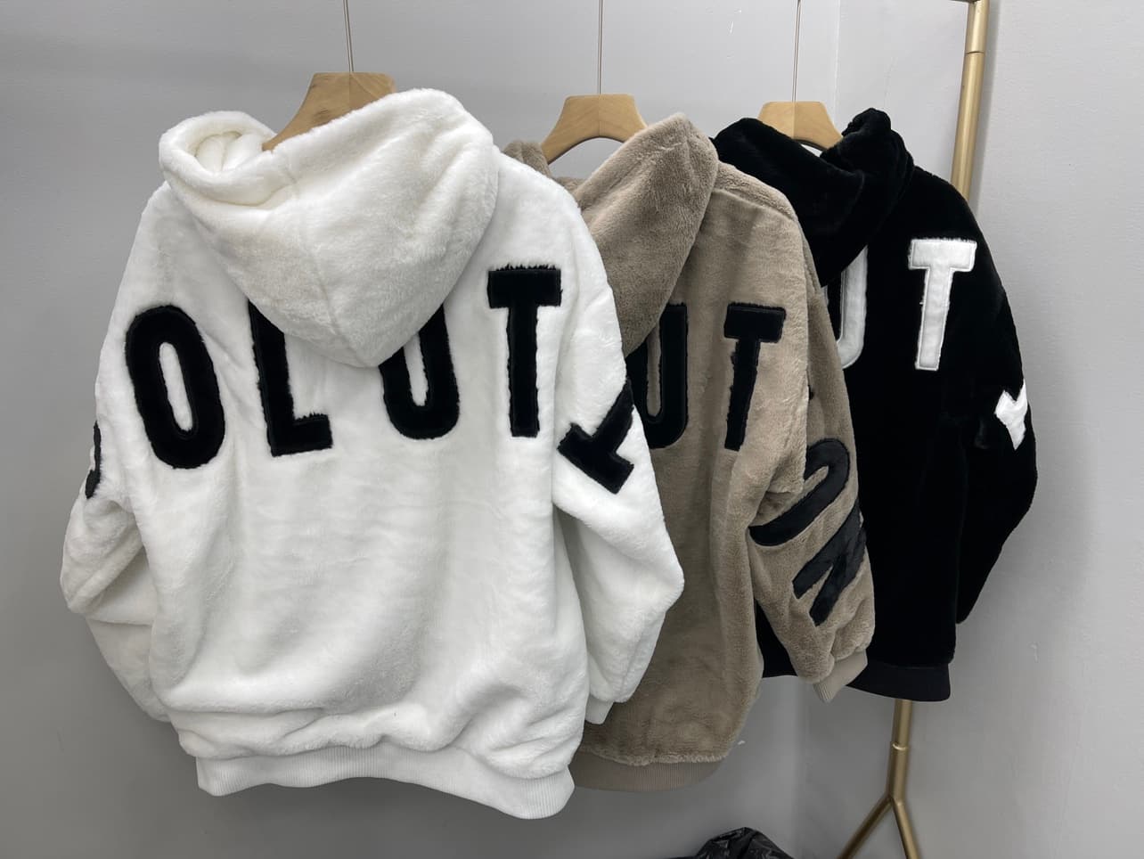 30代メンズファッション もこもこ文字入りパーカーアウター