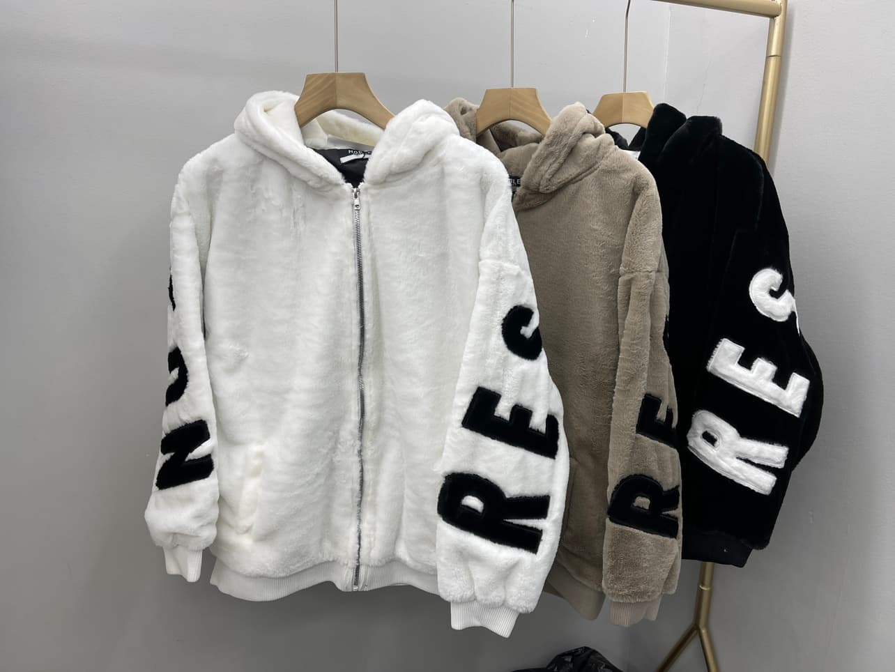 30代メンズファッション もこもこ文字入りパーカーアウター