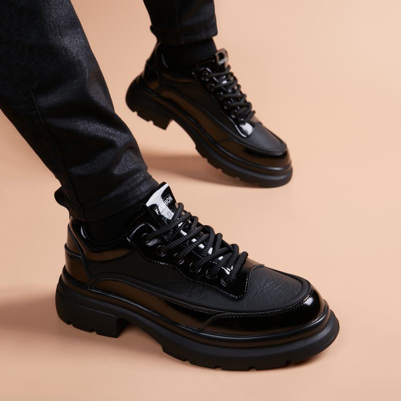 30代メンズファッション クラシカルレザーストレートチップブーツ