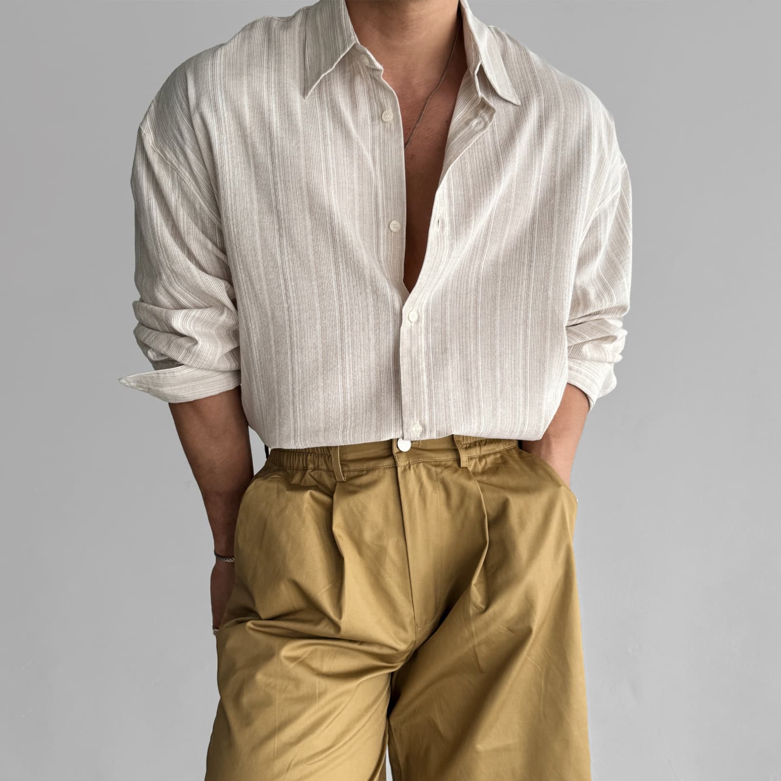30代メンズファッション 縦縞模様ゆったりシルエットシャツ