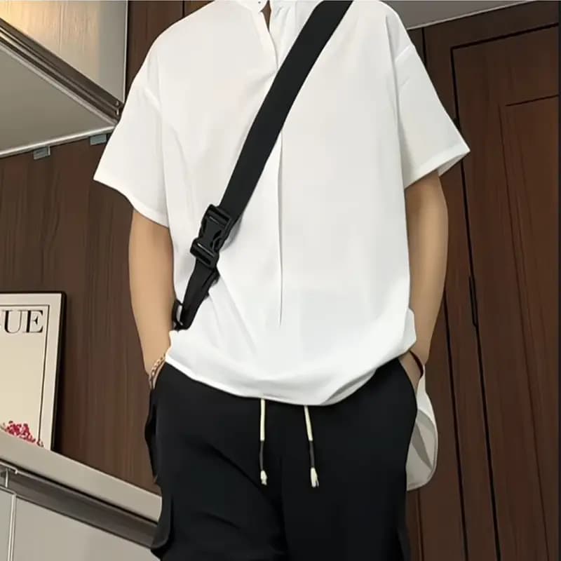 30代メンズファッション 肩掛け付きミニマルデザイン半袖シャツ