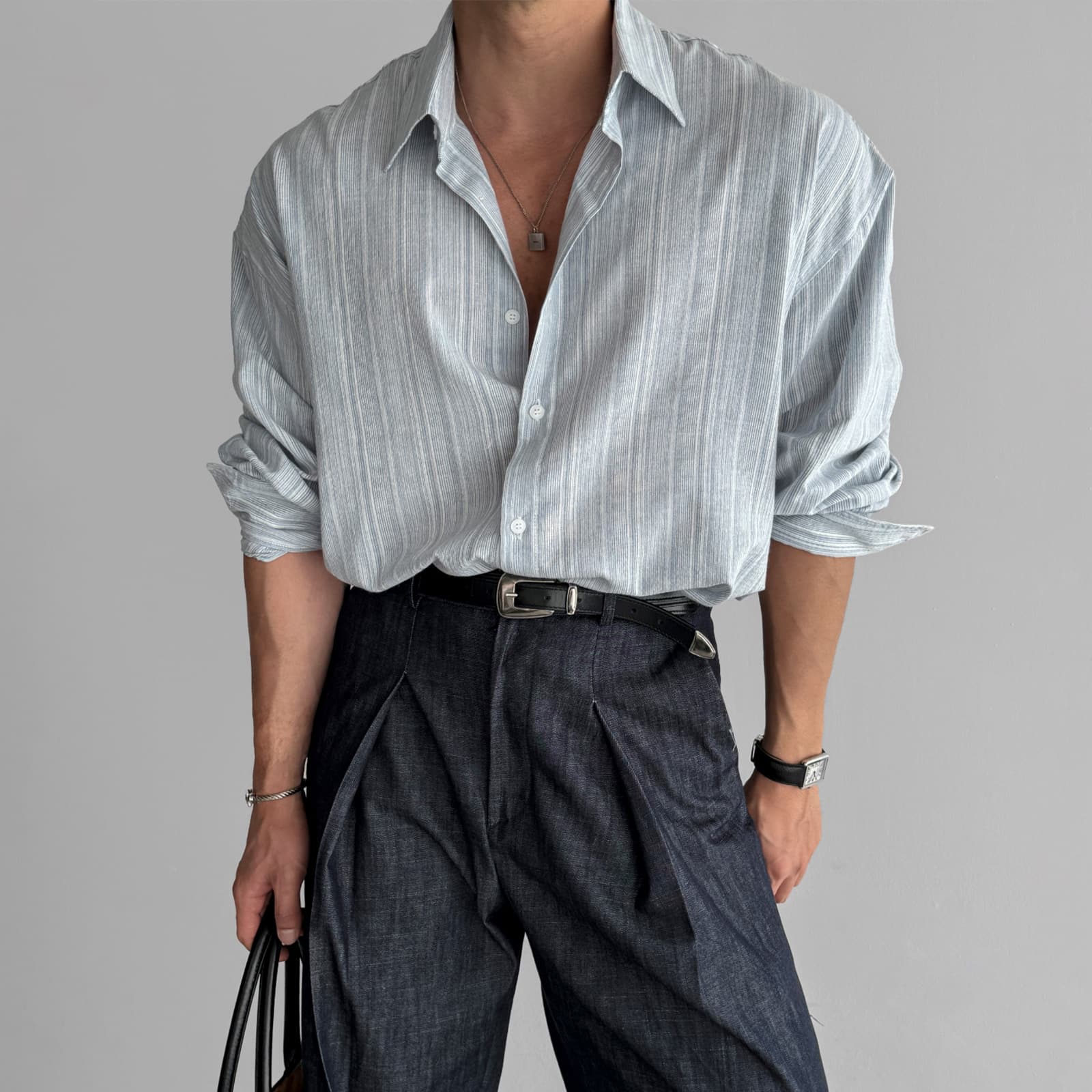 30代メンズファッション 縦縞模様ゆったりシルエットシャツ